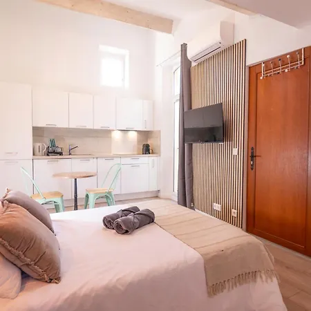 Vieil Proche Apartment